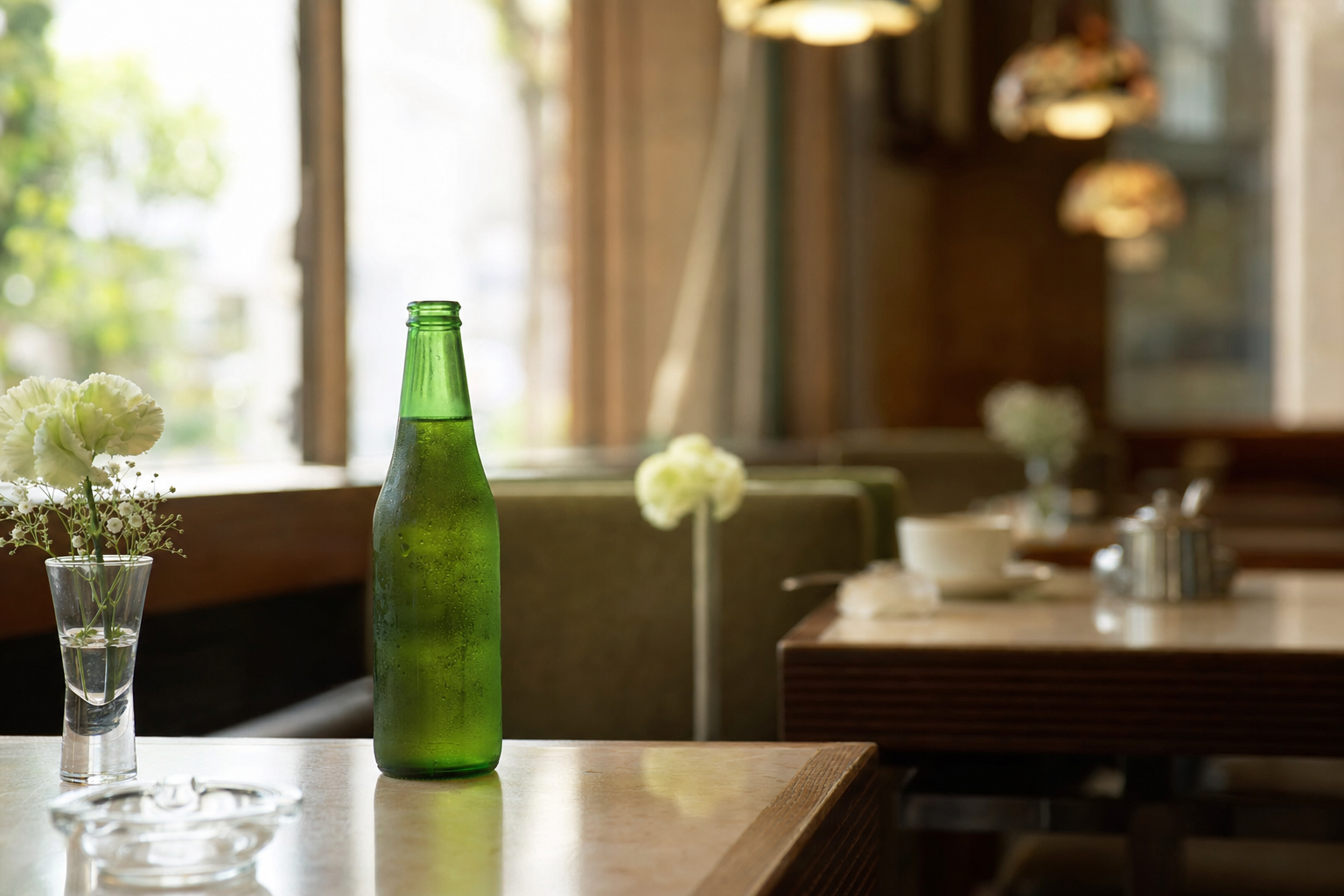 1980年代の喫茶店に置かれた緑色のバービカン瓶のイメージ